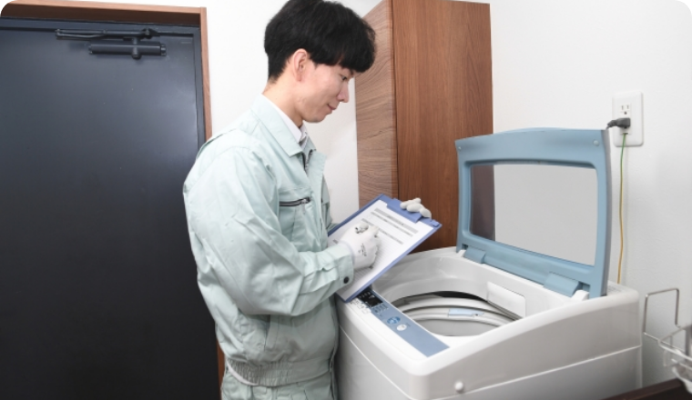 プロが家電を査定するシーンの写真
